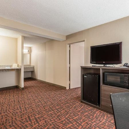 Lake Norman Inn And Suites Корнелиус Екстериор снимка