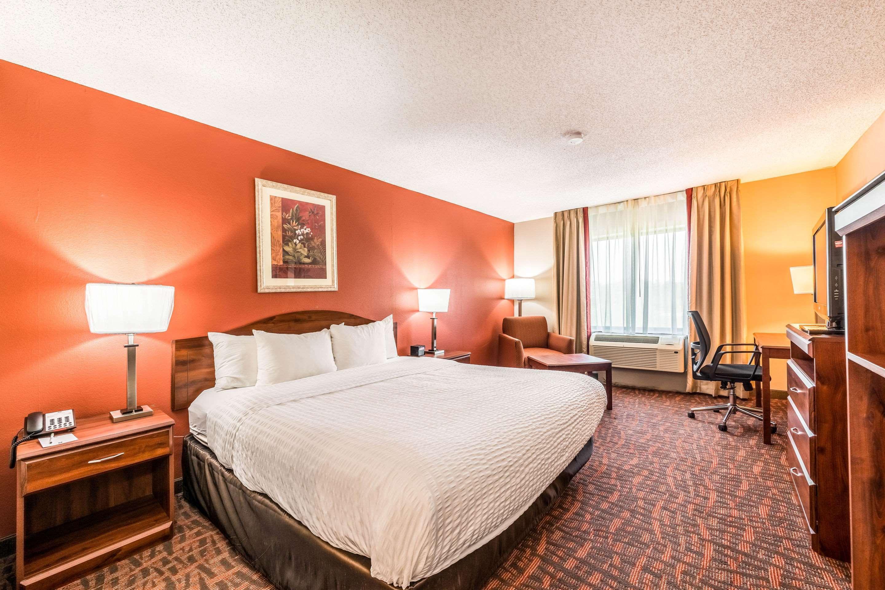 Lake Norman Inn And Suites Корнелиус Екстериор снимка