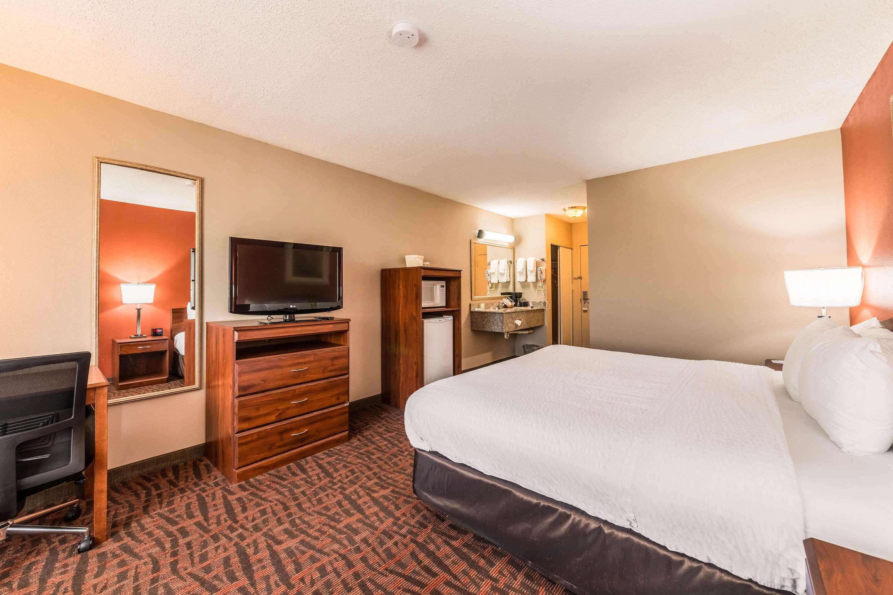 Lake Norman Inn And Suites Корнелиус Екстериор снимка