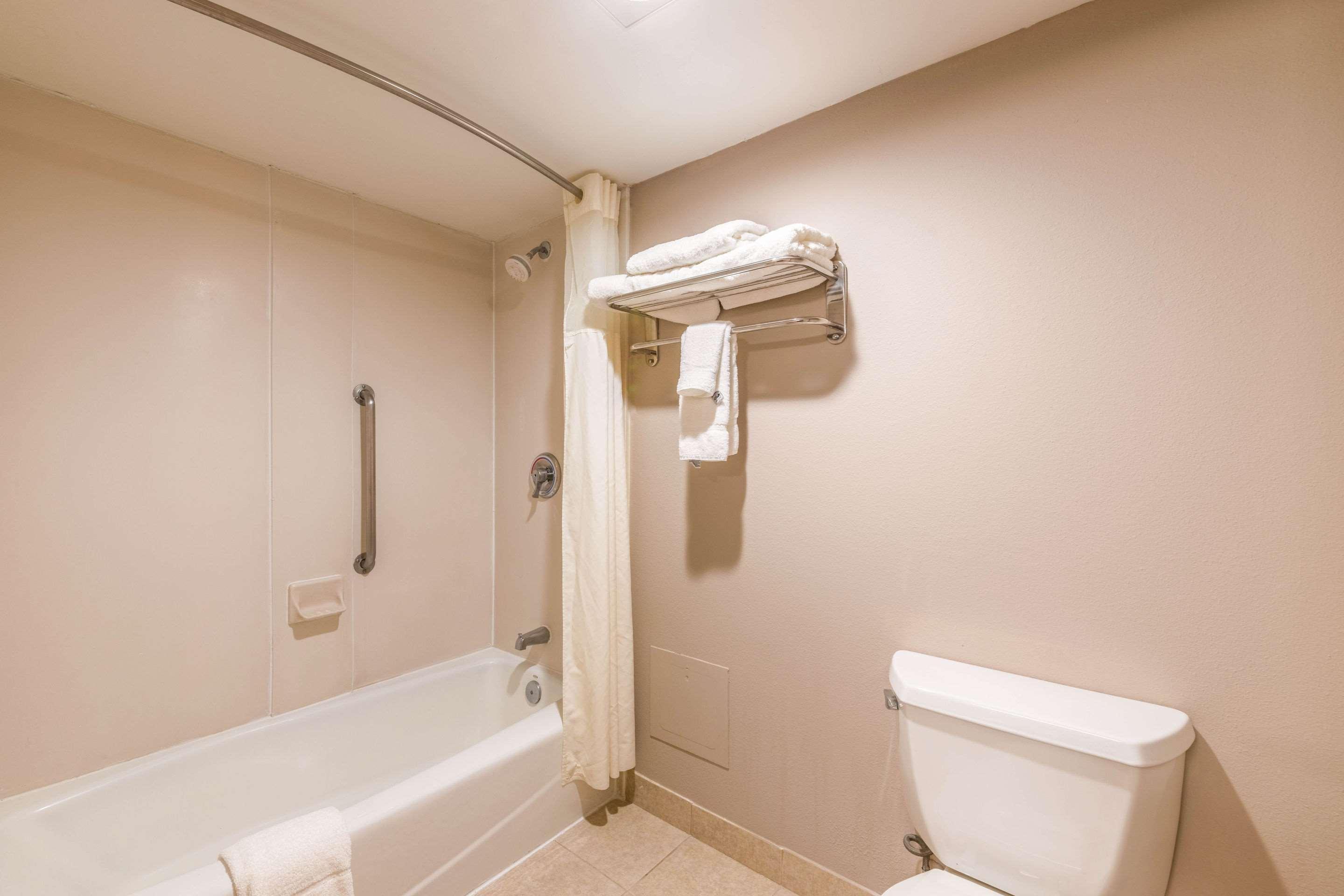 Lake Norman Inn And Suites Корнелиус Екстериор снимка