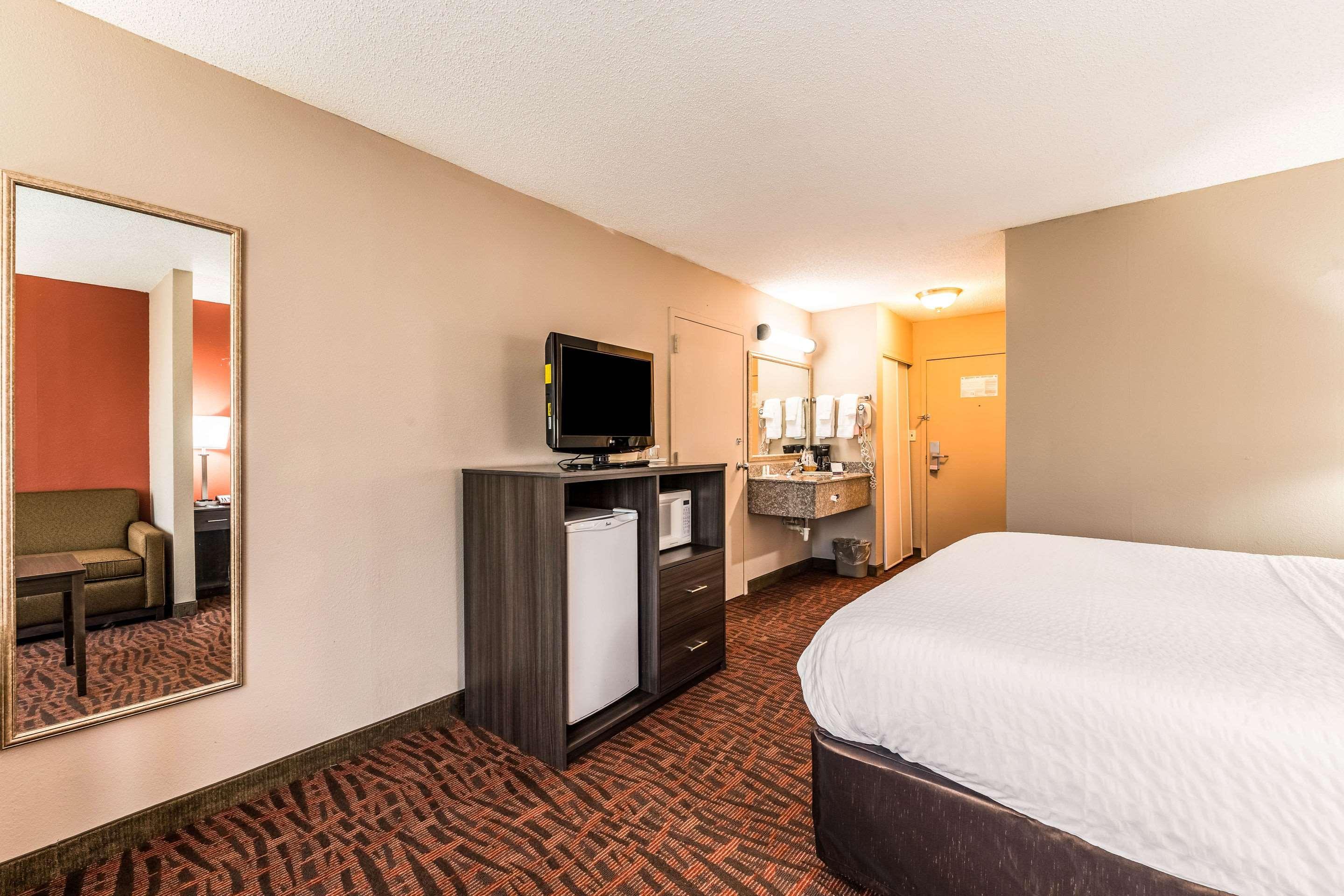 Lake Norman Inn And Suites Корнелиус Екстериор снимка