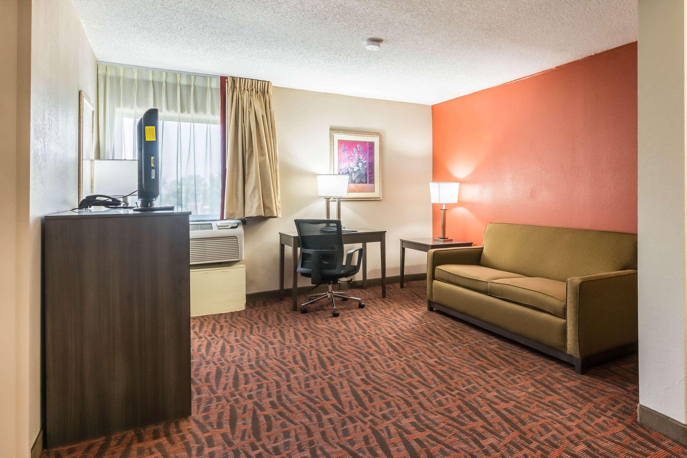 Lake Norman Inn And Suites Корнелиус Екстериор снимка