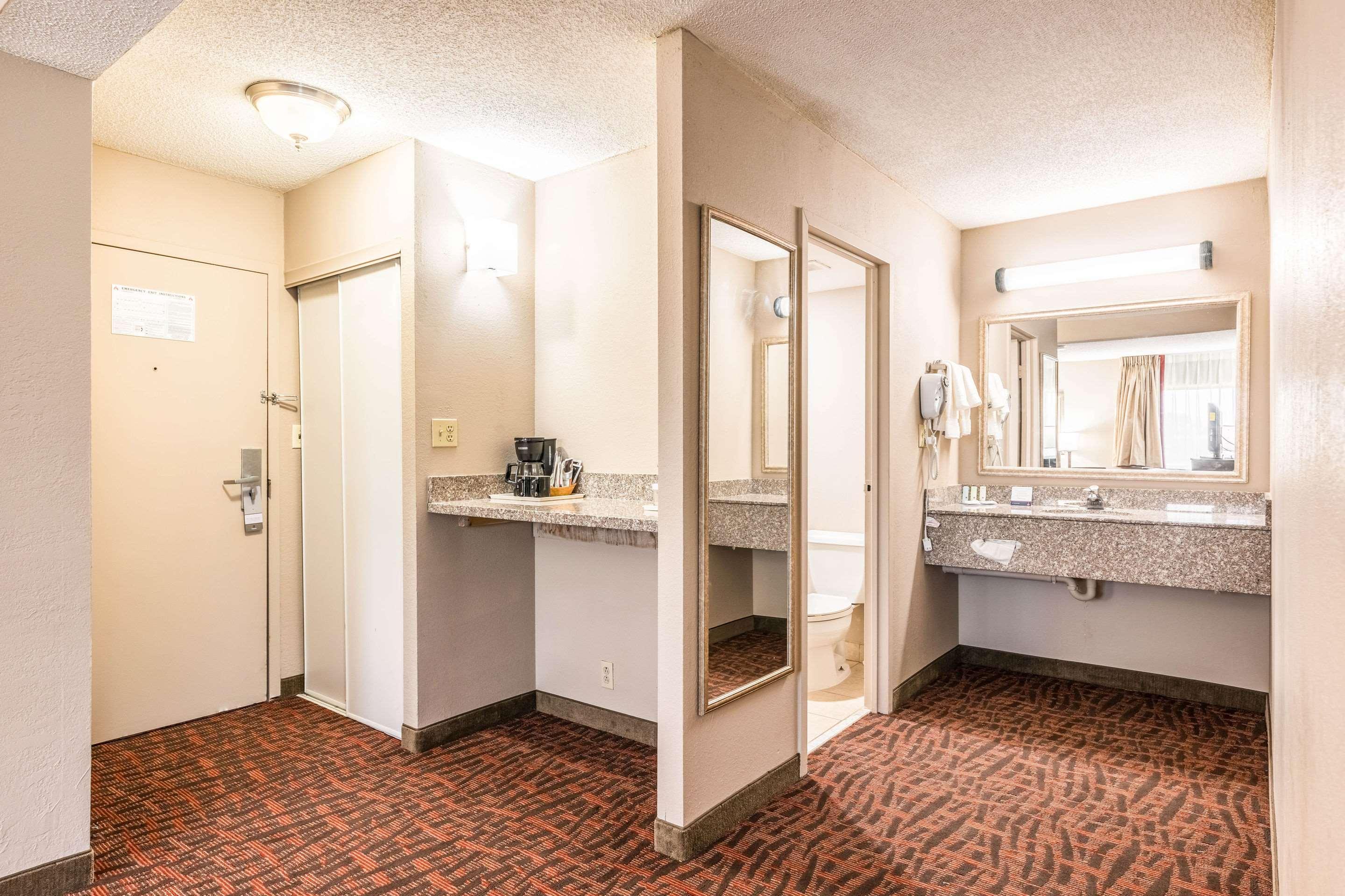 Lake Norman Inn And Suites Корнелиус Екстериор снимка