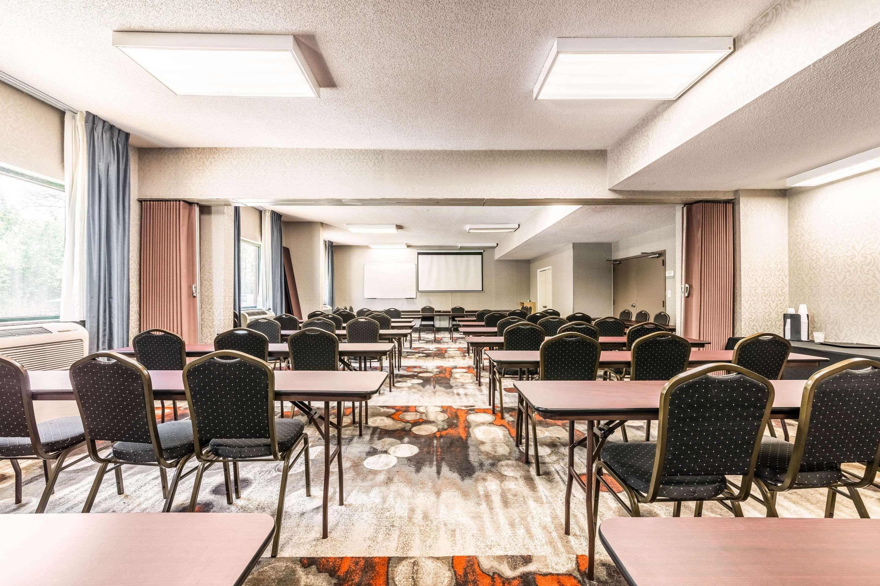 Lake Norman Inn And Suites Корнелиус Екстериор снимка