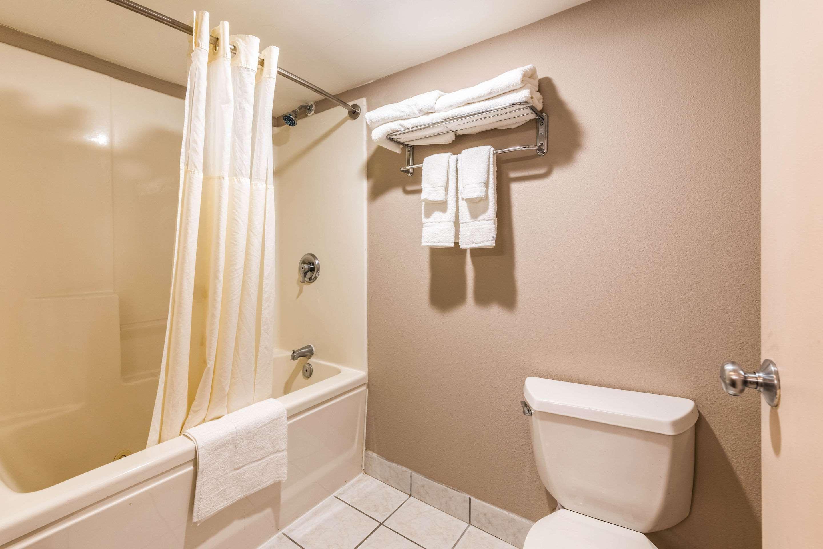 Lake Norman Inn And Suites Корнелиус Екстериор снимка