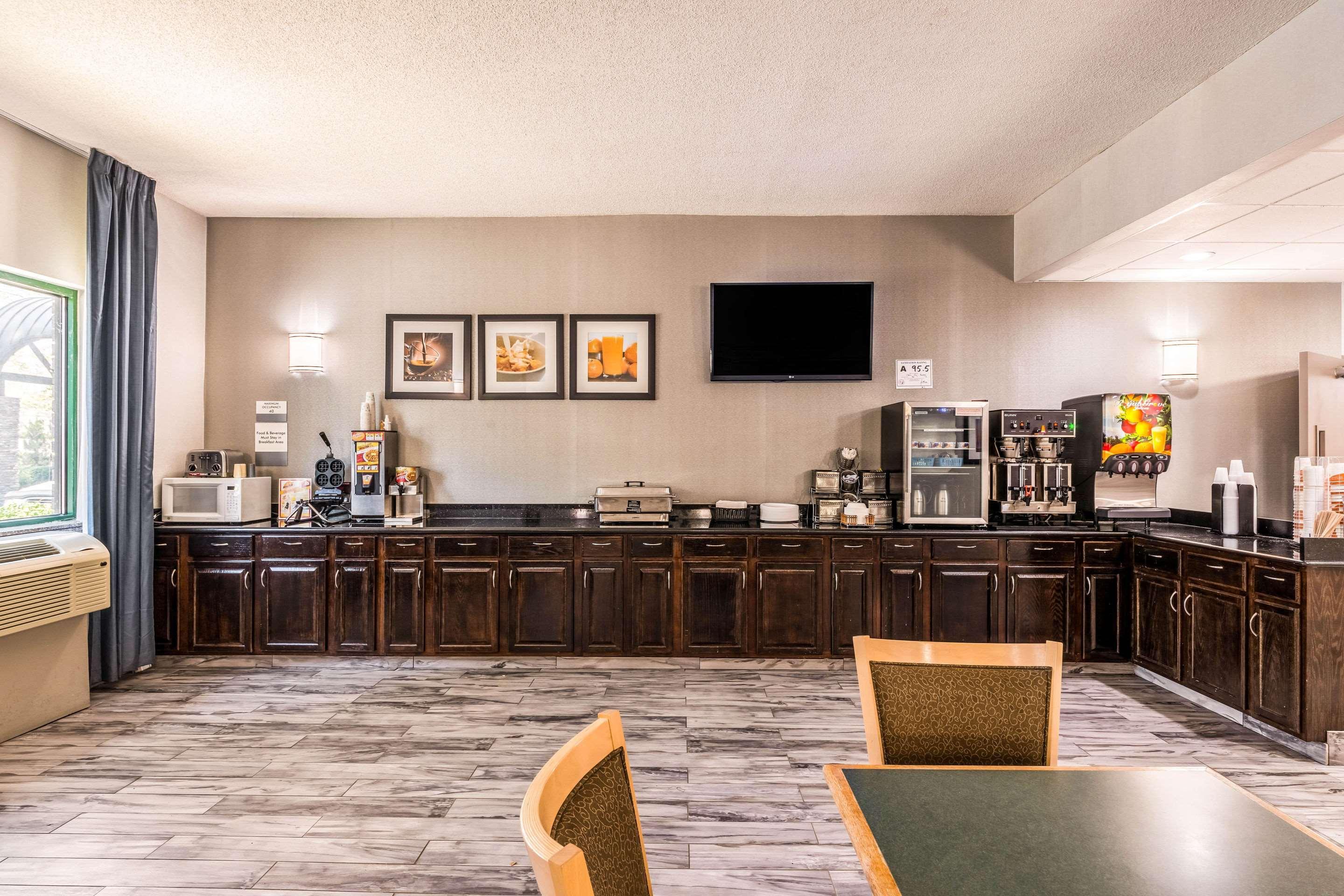Lake Norman Inn And Suites Корнелиус Екстериор снимка