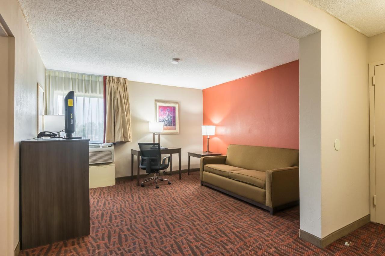 Lake Norman Inn And Suites Корнелиус Екстериор снимка