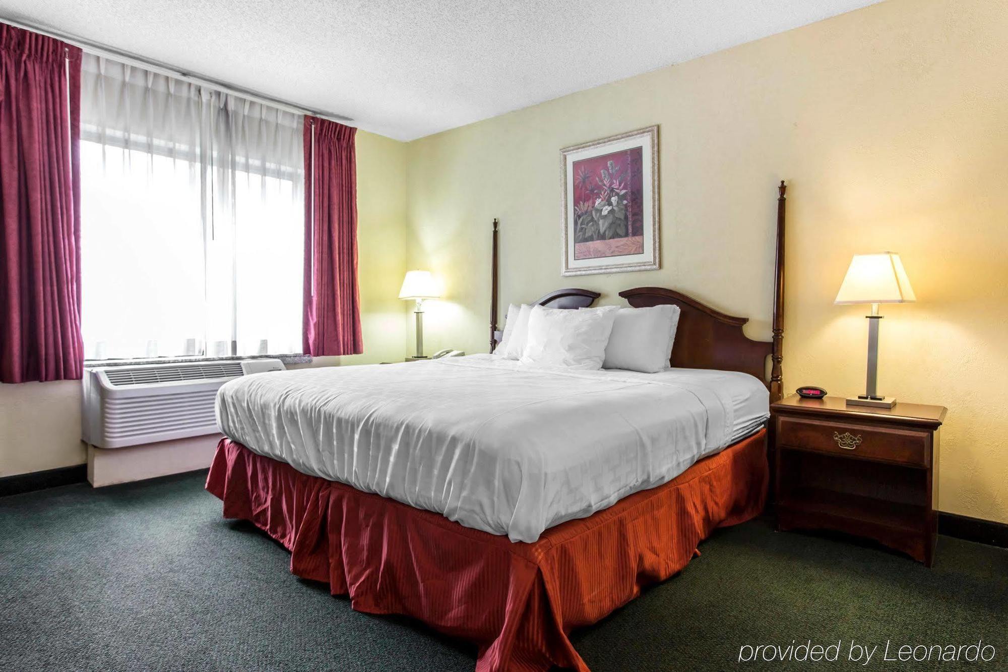 Lake Norman Inn And Suites Корнелиус Екстериор снимка
