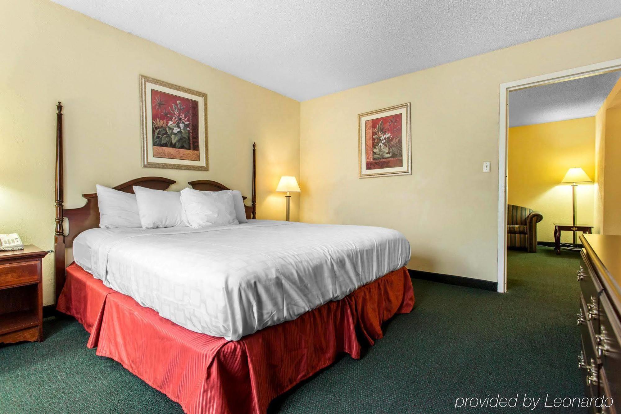 Lake Norman Inn And Suites Корнелиус Екстериор снимка