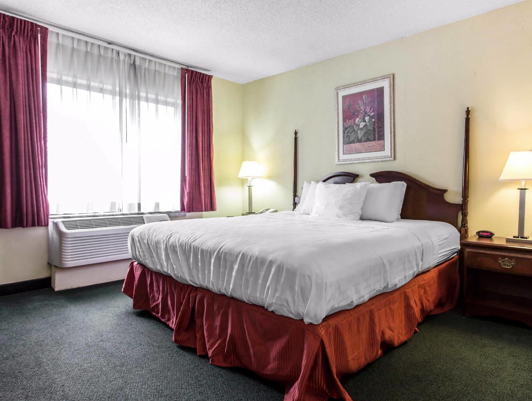 Lake Norman Inn And Suites Корнелиус Екстериор снимка