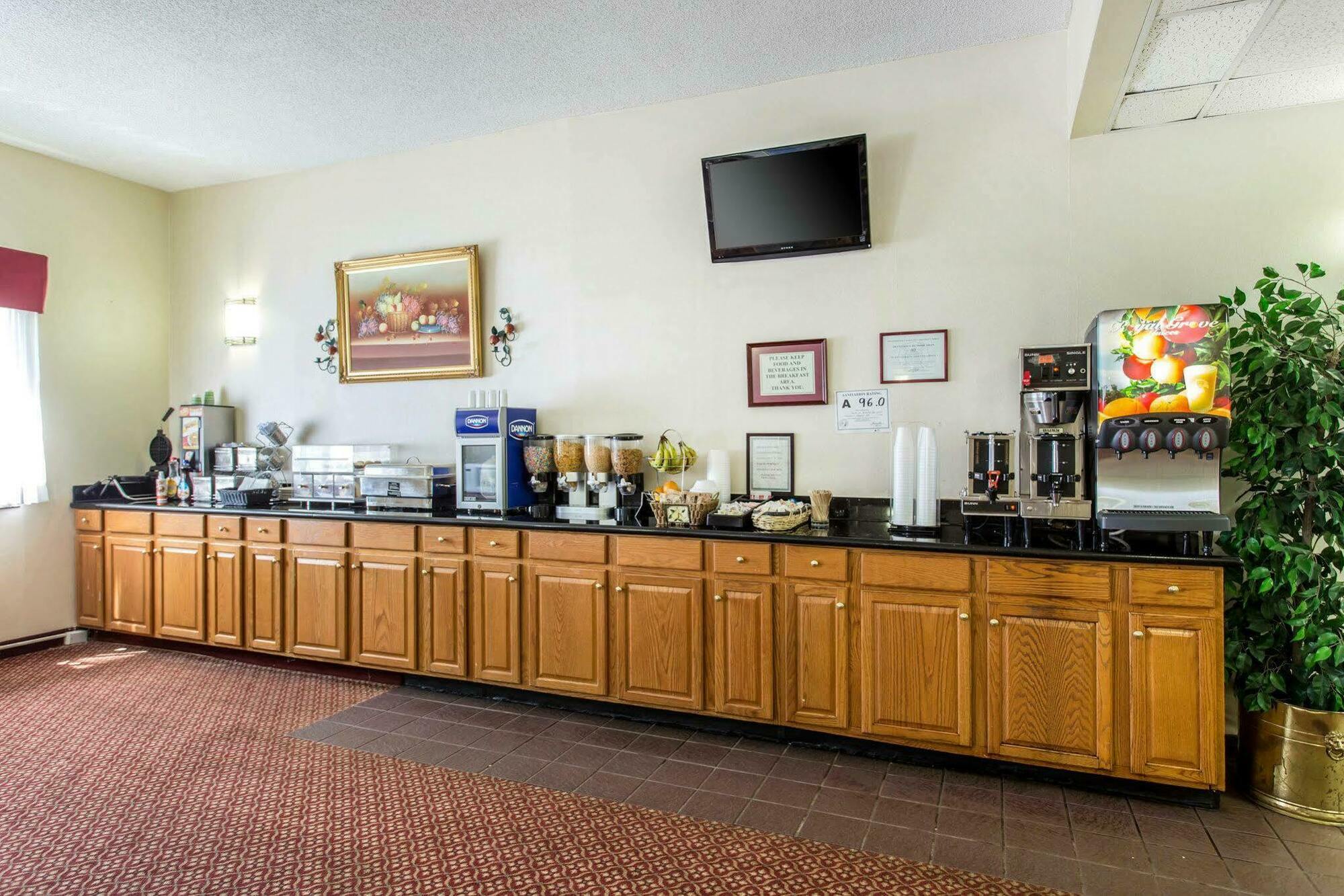 Lake Norman Inn And Suites Корнелиус Екстериор снимка