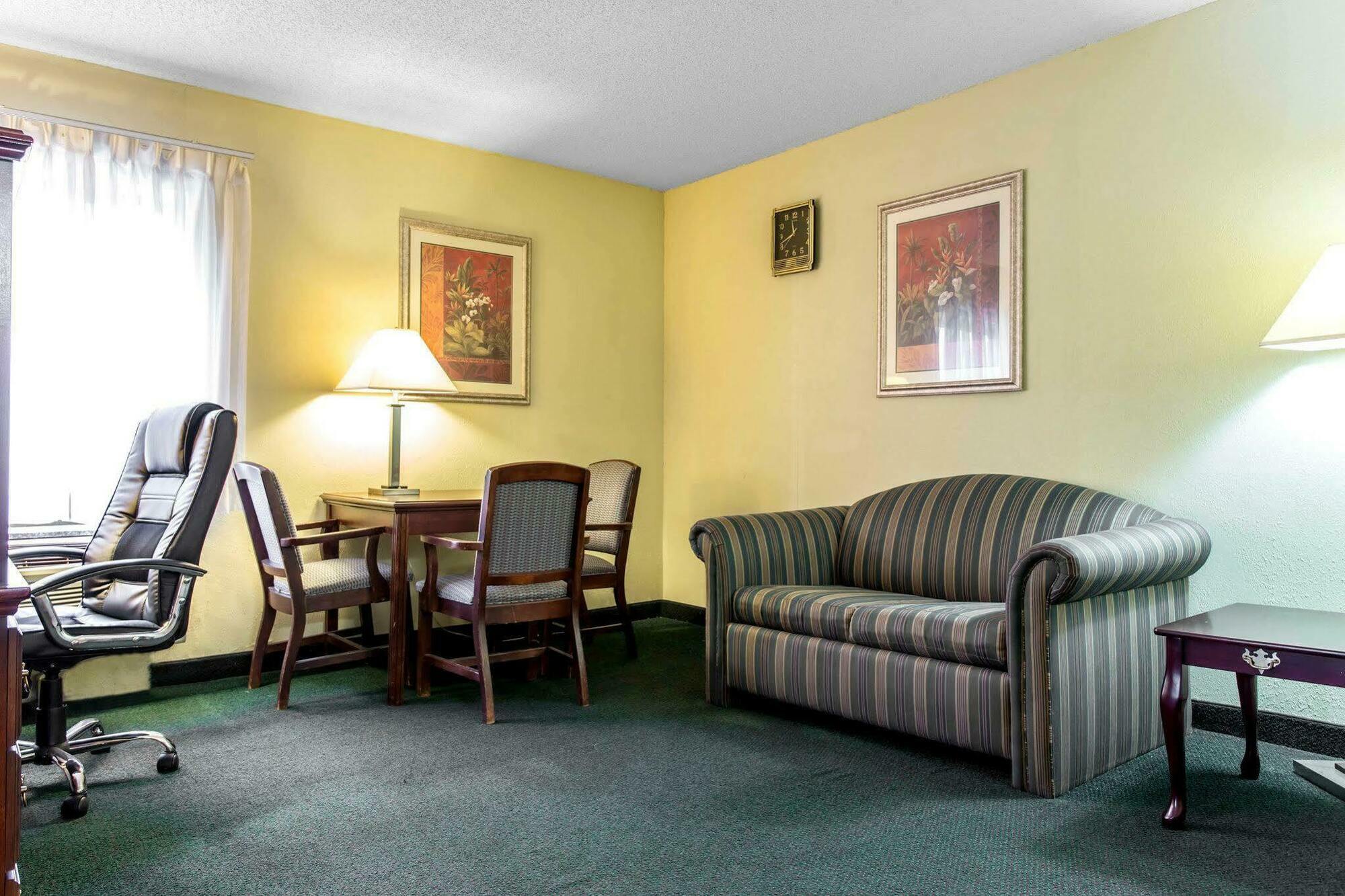 Lake Norman Inn And Suites Корнелиус Екстериор снимка