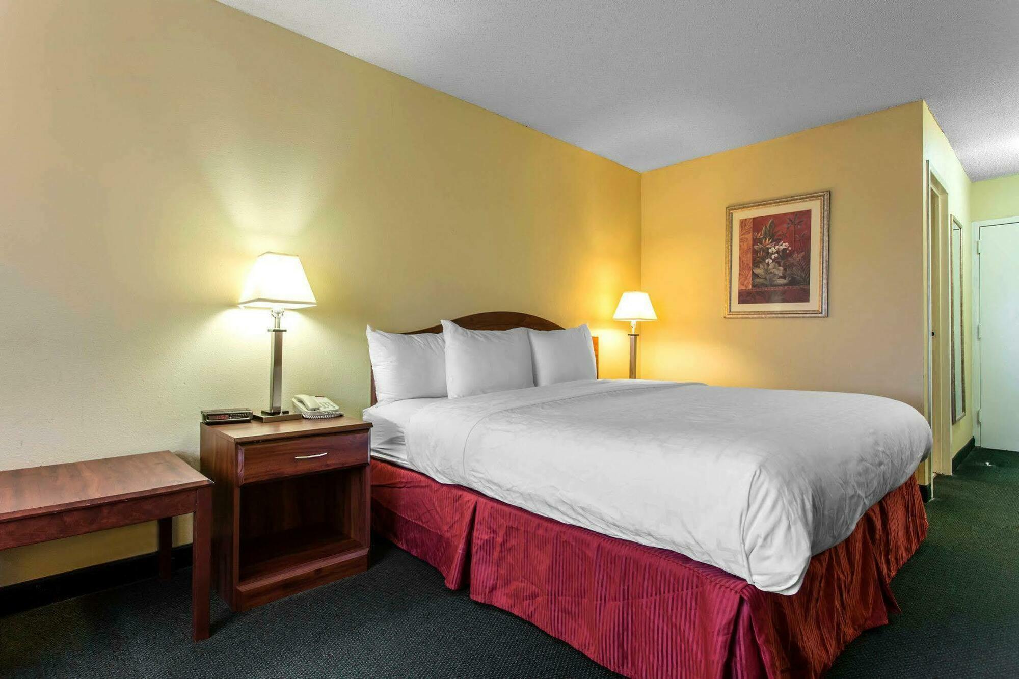 Lake Norman Inn And Suites Корнелиус Екстериор снимка
