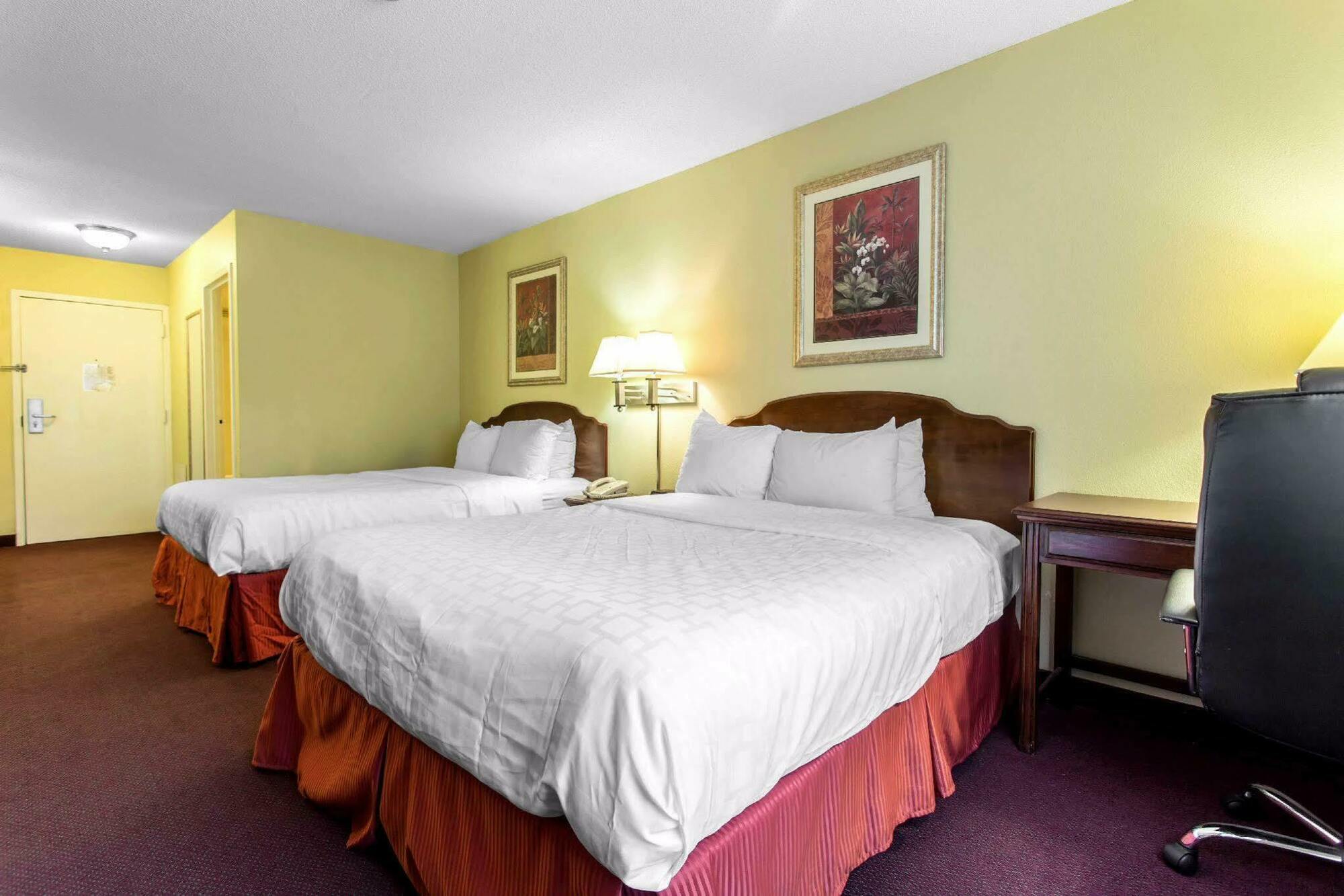 Lake Norman Inn And Suites Корнелиус Екстериор снимка