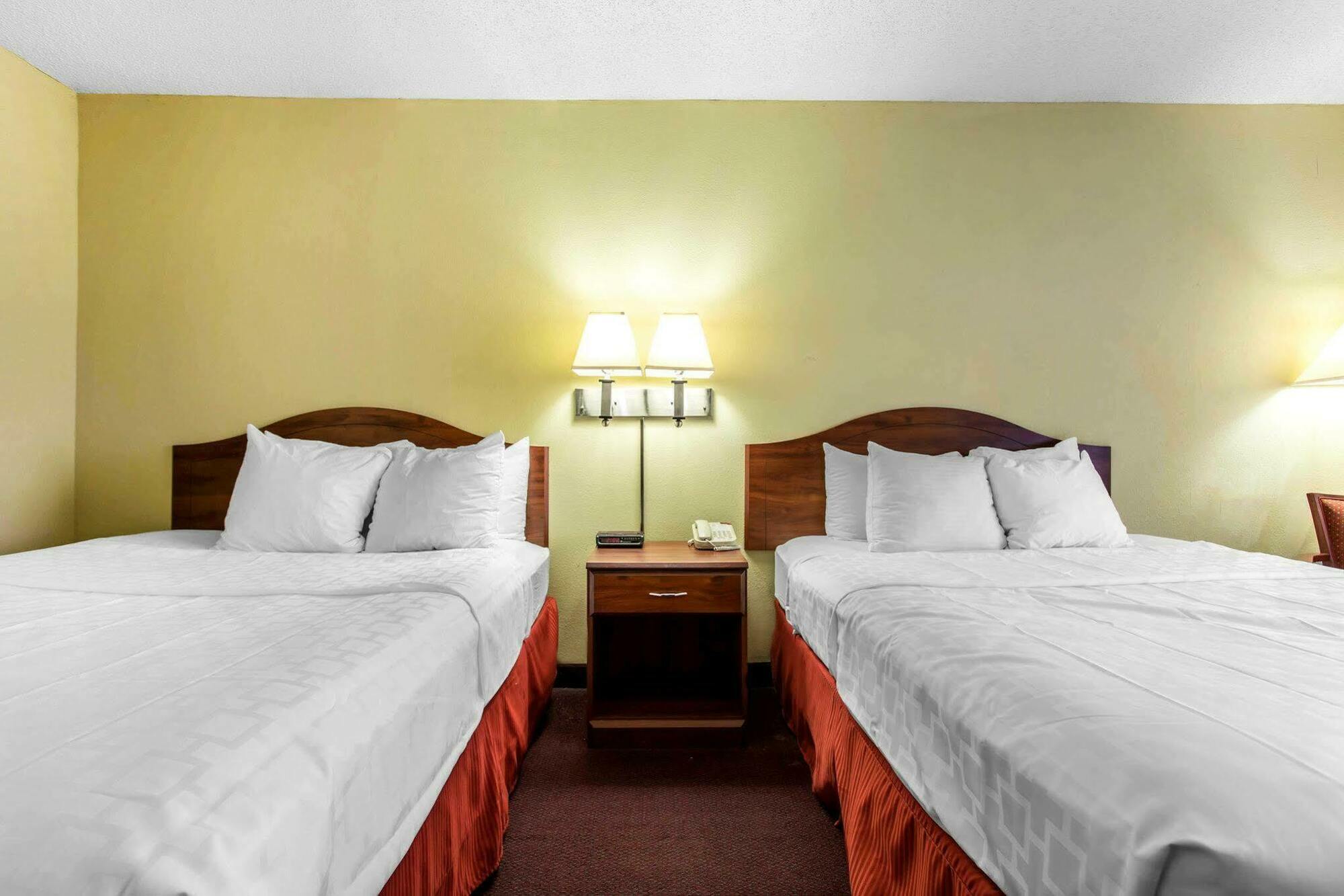 Lake Norman Inn And Suites Корнелиус Екстериор снимка