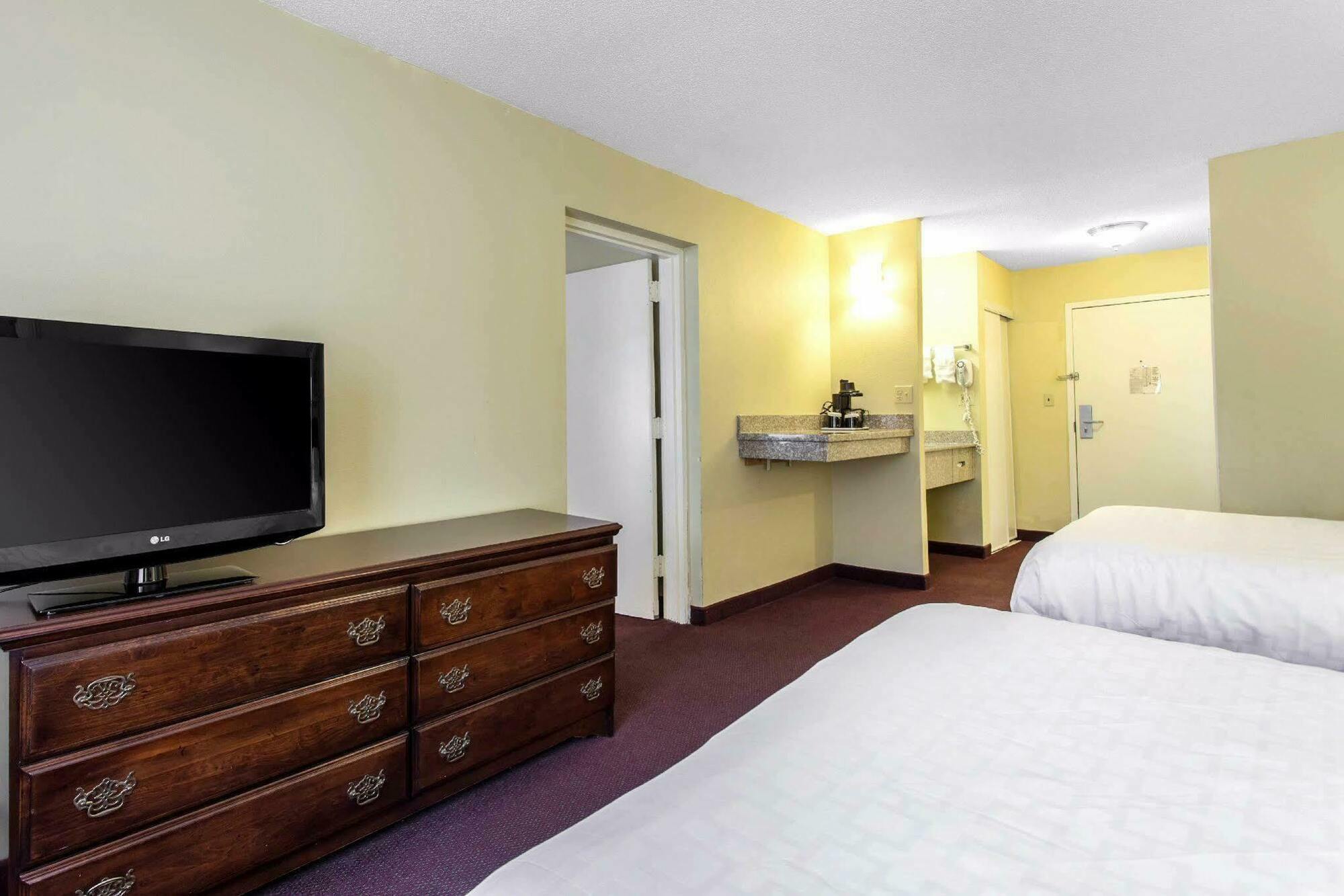 Lake Norman Inn And Suites Корнелиус Екстериор снимка
